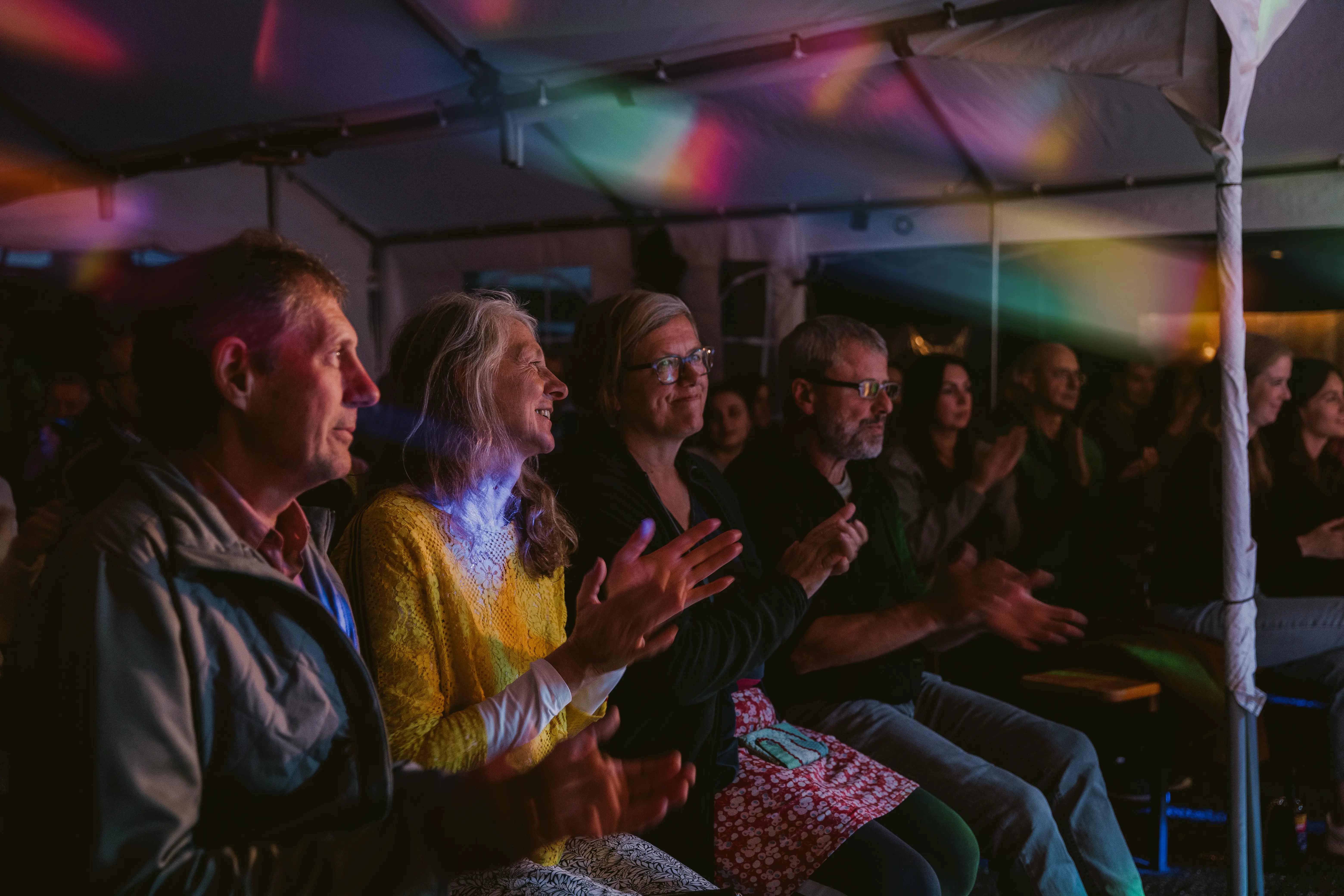 Fröhliche und begeisterte Gäste beim Gartenkonzert 2023